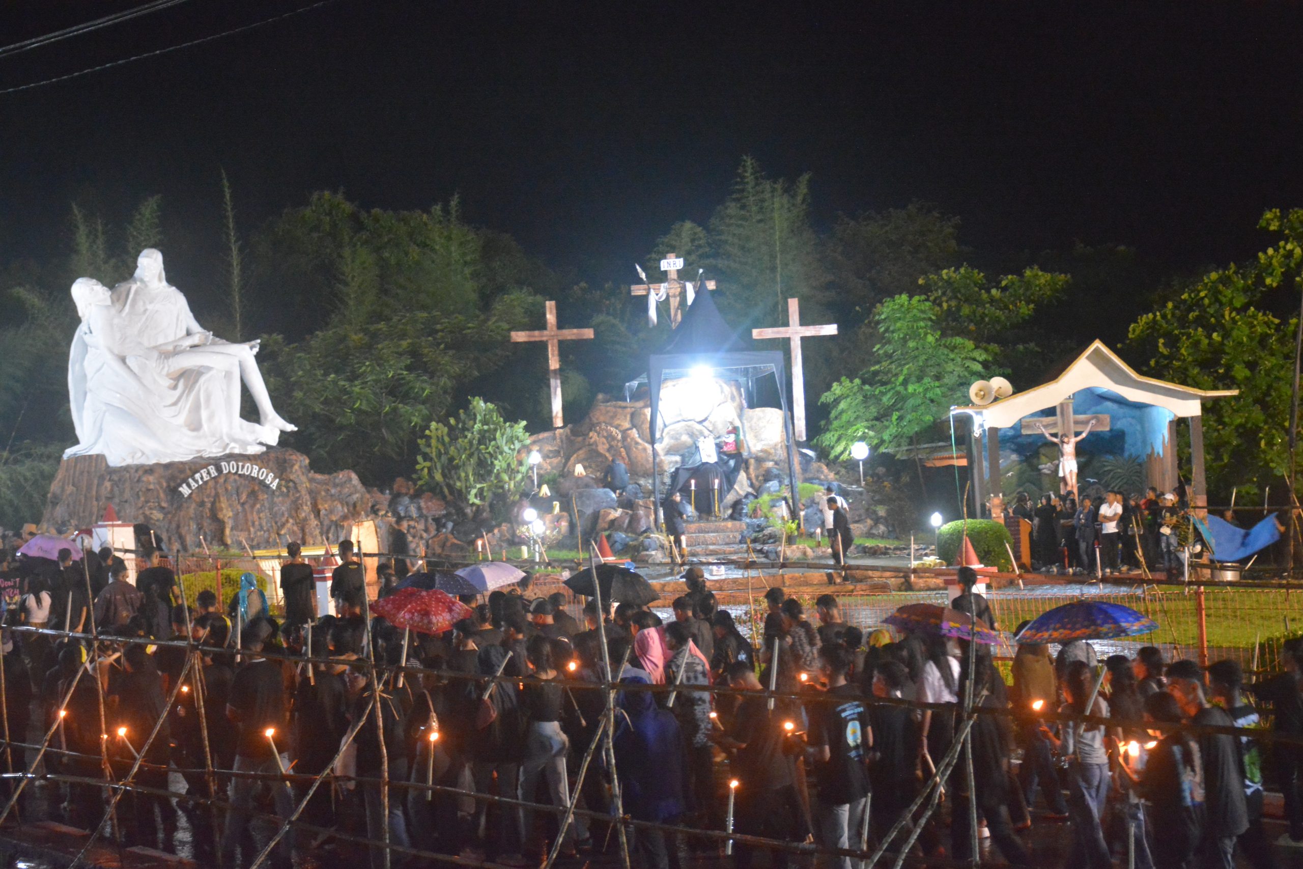 Hujan Sambut Peziarah Prosesi Jumat Agung Semana Santa – REINHA.com