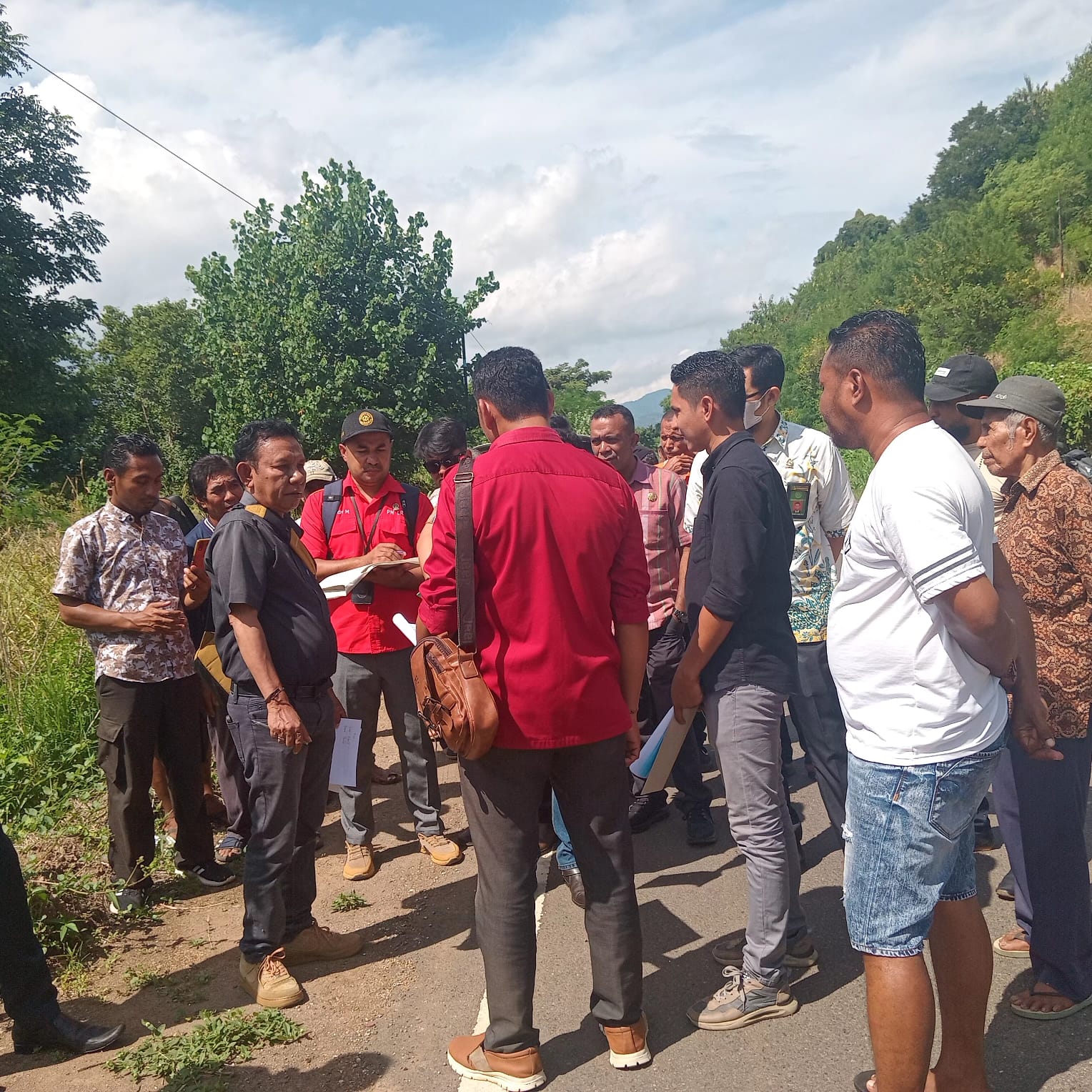 Tinjau Batas Lokasi Tanah Sangketa Meting Doeng, Pengacara Randy Domaking Optimis Sanggup Tampilkan Pembuktian – REINHA.com